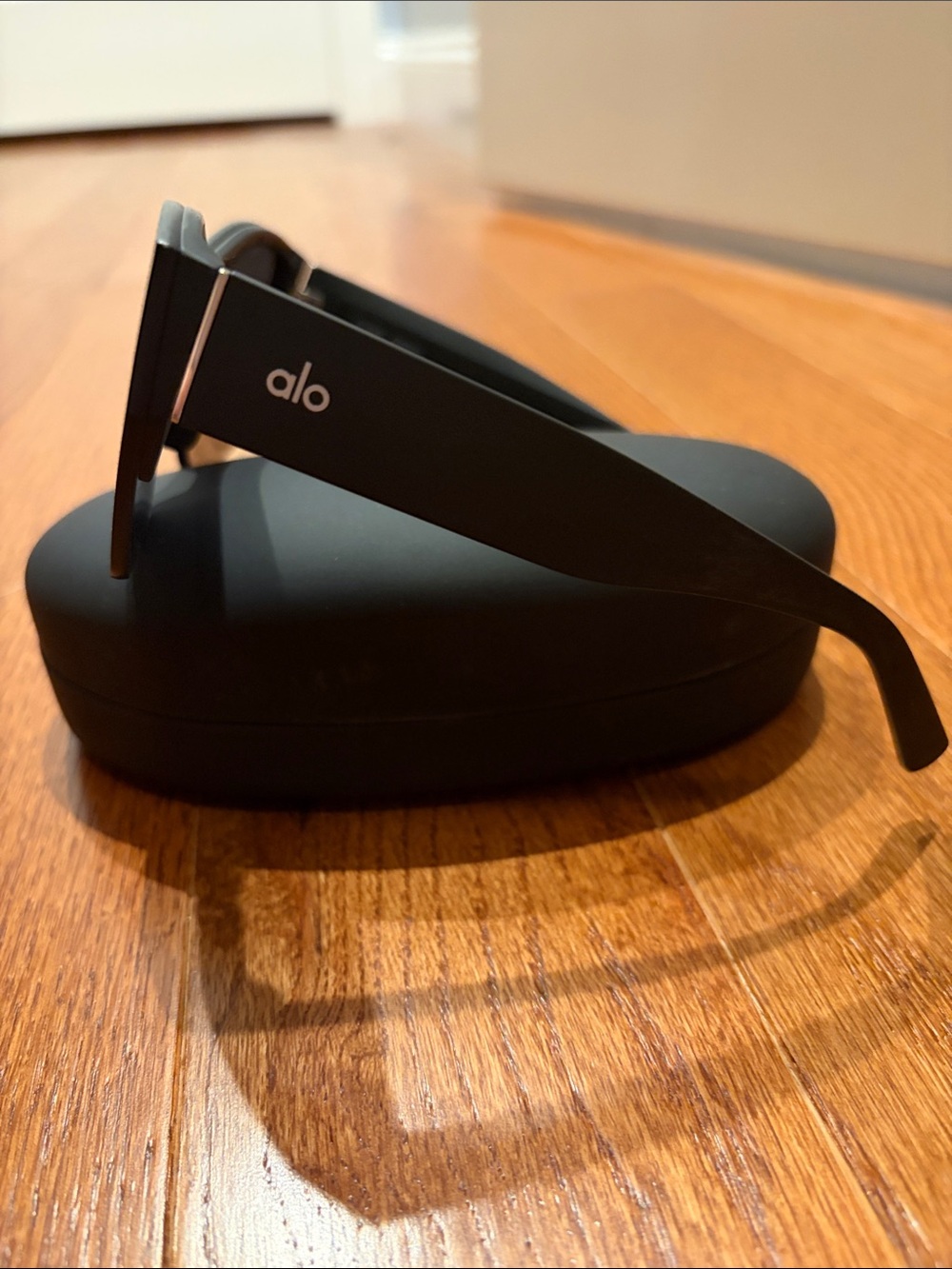 Alo Yoga Stunner Sunglasses - Picture 3 of 3